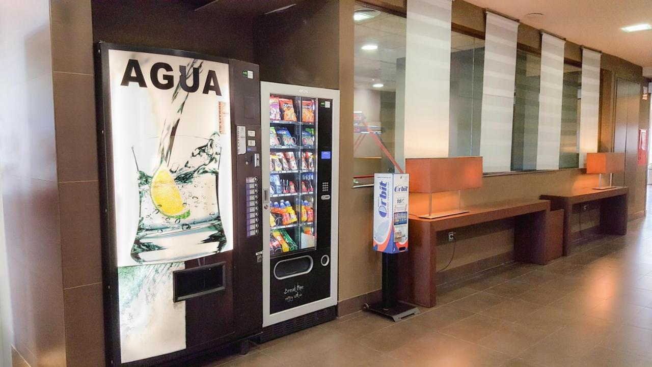 Hotel Augustus Кембрилс Екстериор снимка