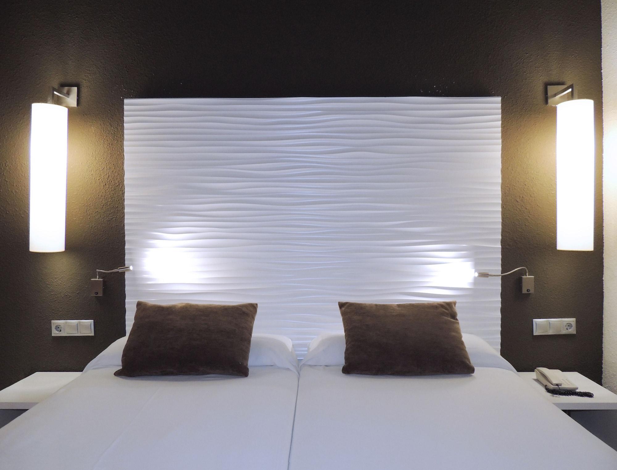 Hotel Augustus Кембрилс Екстериор снимка