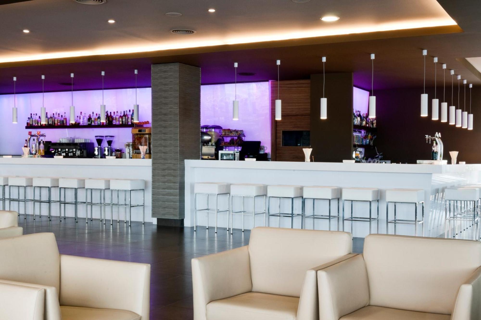 Hotel Augustus Кембрилс Екстериор снимка