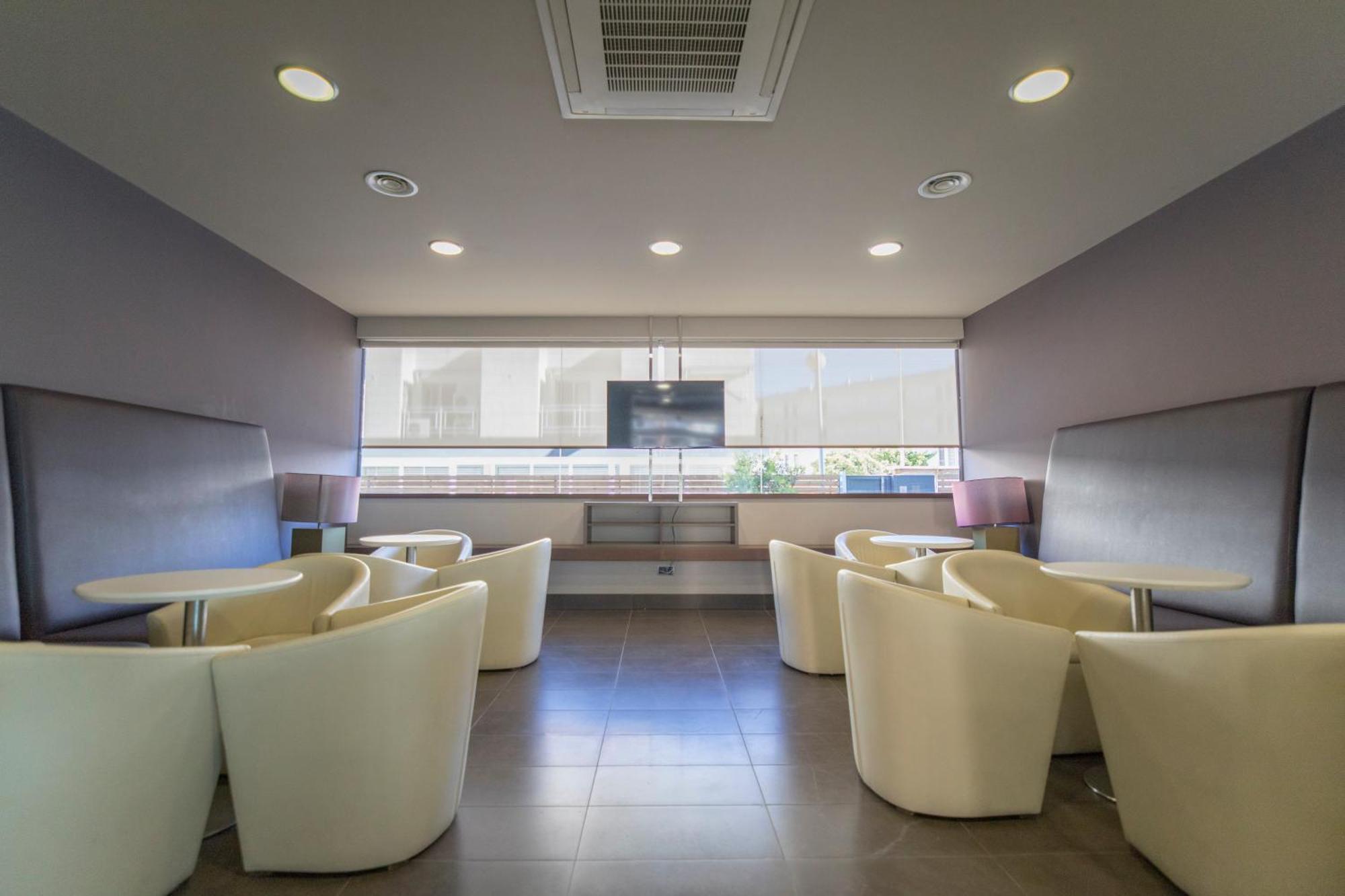 Hotel Augustus Кембрилс Екстериор снимка