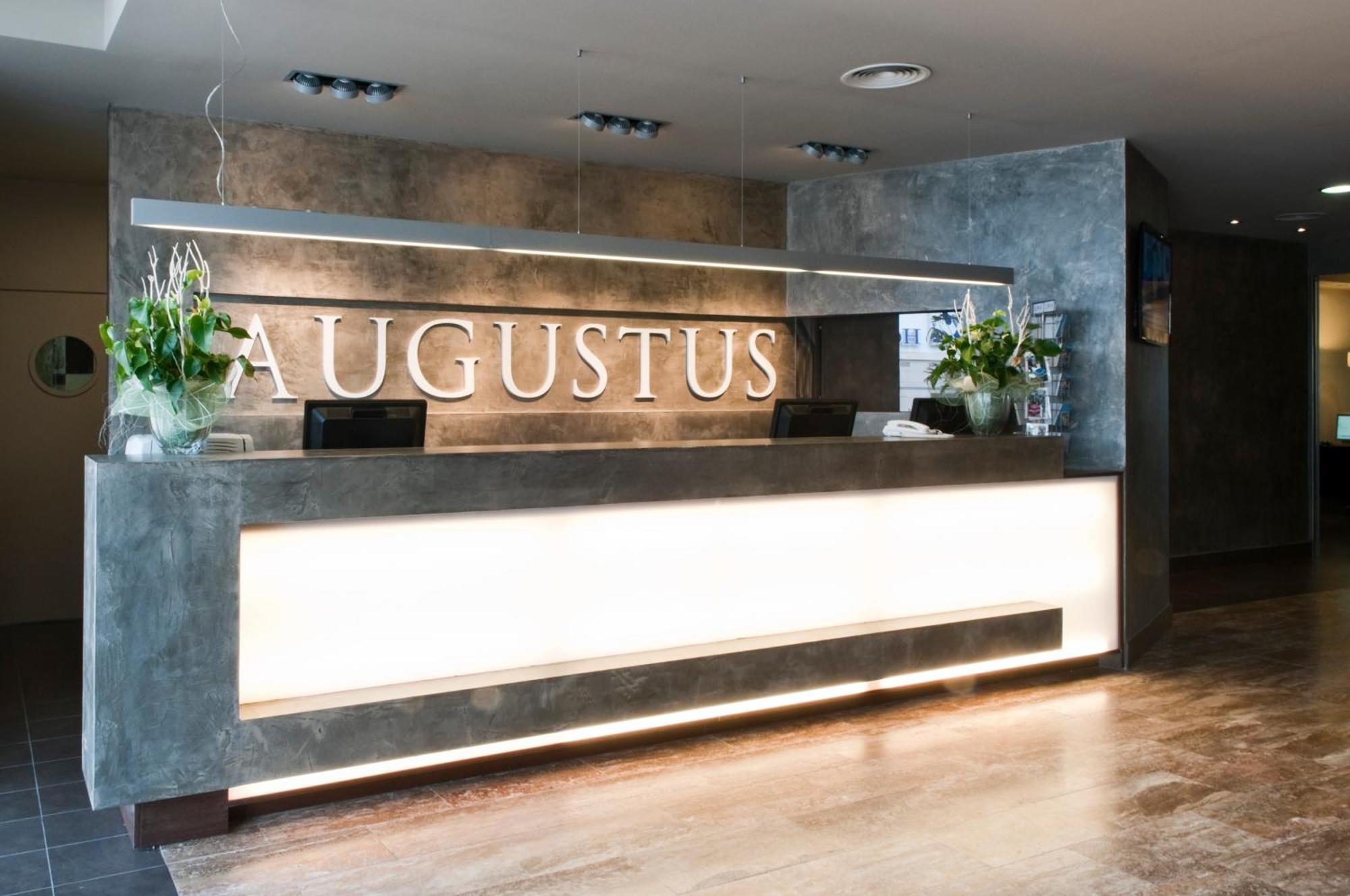 Hotel Augustus Кембрилс Екстериор снимка