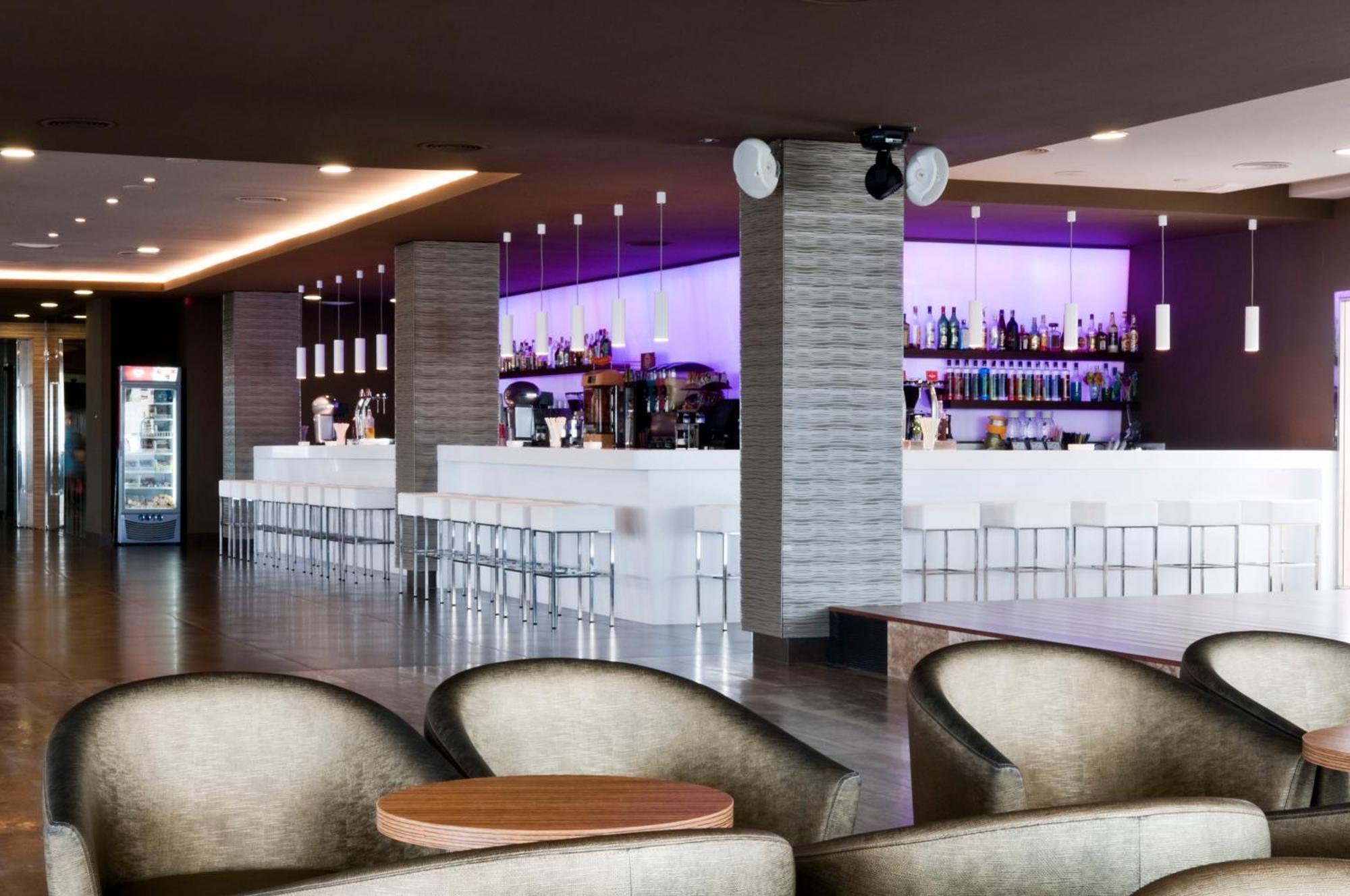 Hotel Augustus Кембрилс Екстериор снимка