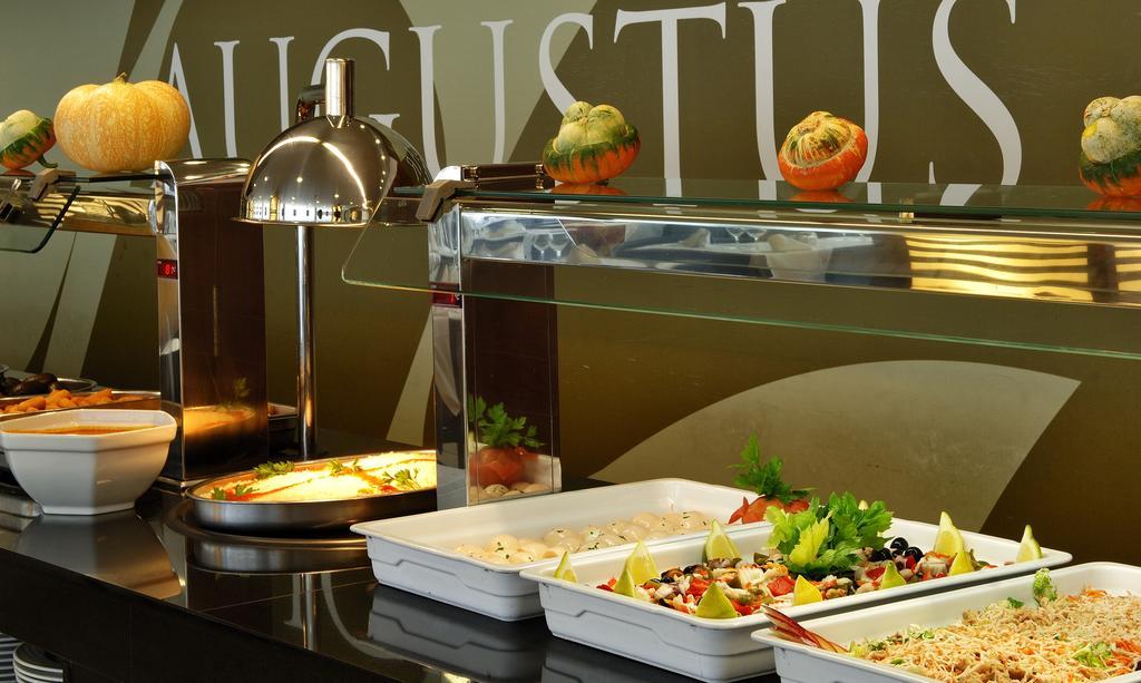 Hotel Augustus Кембрилс Екстериор снимка