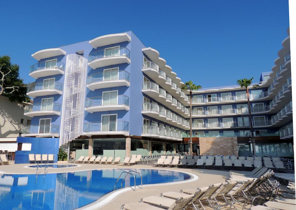 Hotel Augustus Кембрилс Екстериор снимка