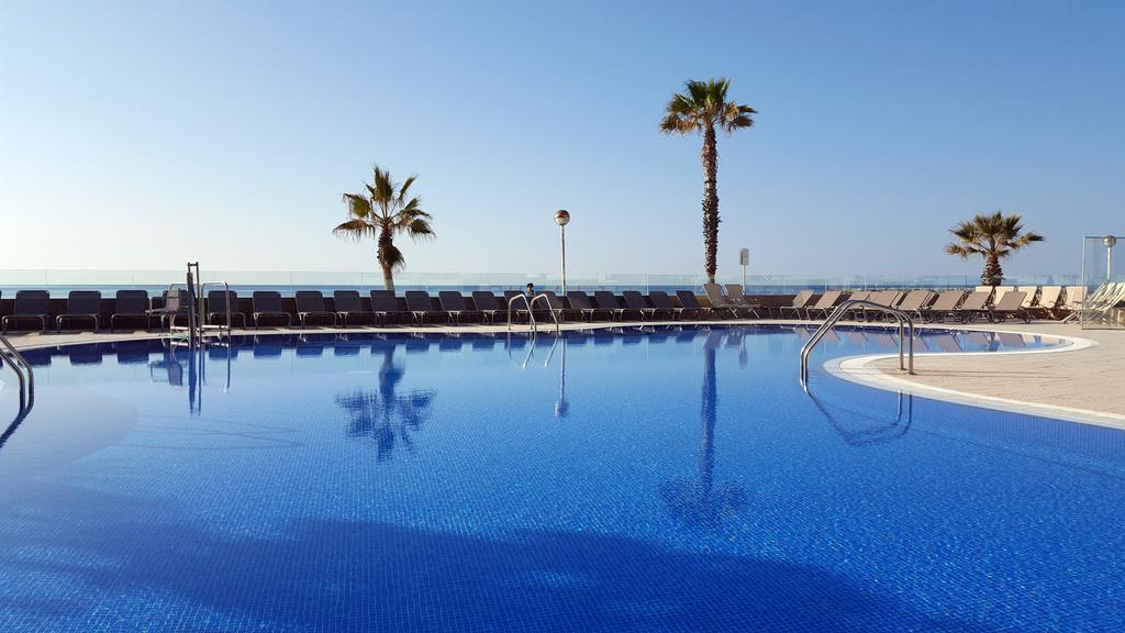 Hotel Augustus Кембрилс Екстериор снимка