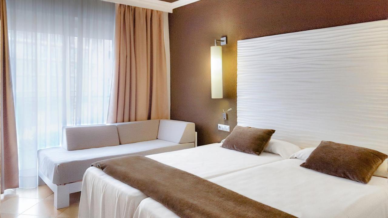 Hotel Augustus Кембрилс Екстериор снимка